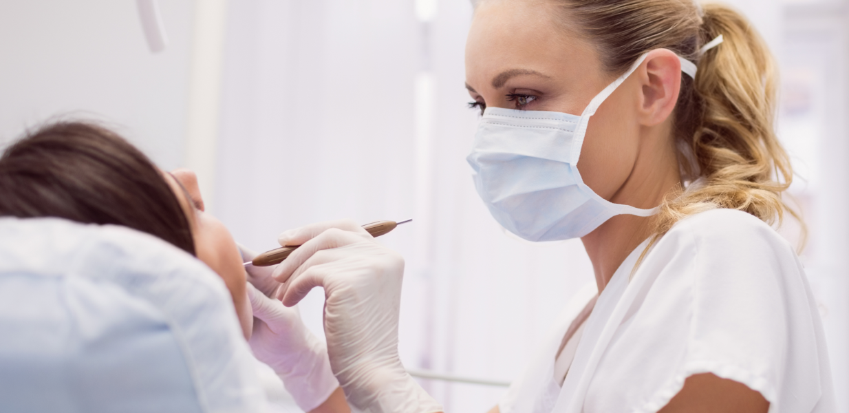 Professionista della Clinica Santa Caterina durante un trattamento